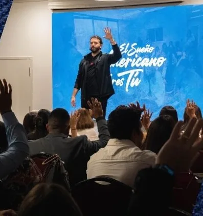 Jose en el escenario frente al público de la mentoría
