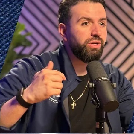 Jose compartiendo el mensaje en un podcast
